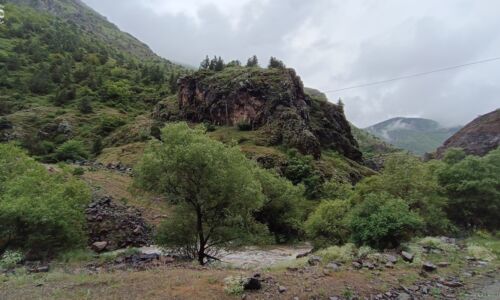 Berge am Fluss entlang