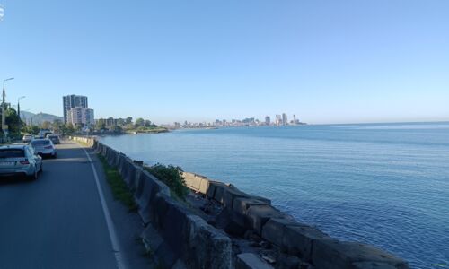 Die Hauptstraße, direkt am Meer