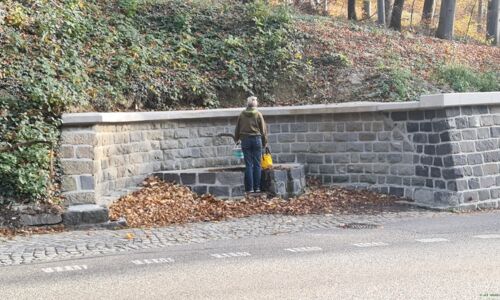 Wasser von der anderen Straßenseite holen
